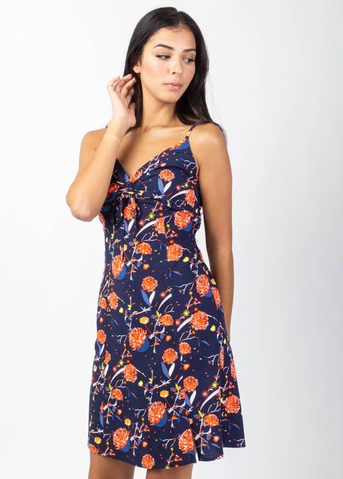 robe courte bleu fines bretelles fendue sur un genou zoom