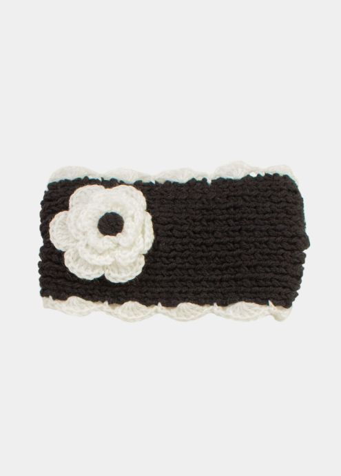 bandeau noir  fleur blanche femme hiver face