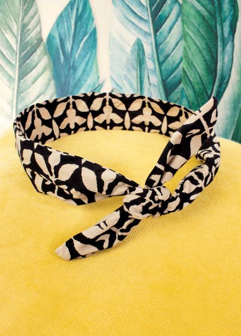 bandeau twist motif africain beige et noir situation