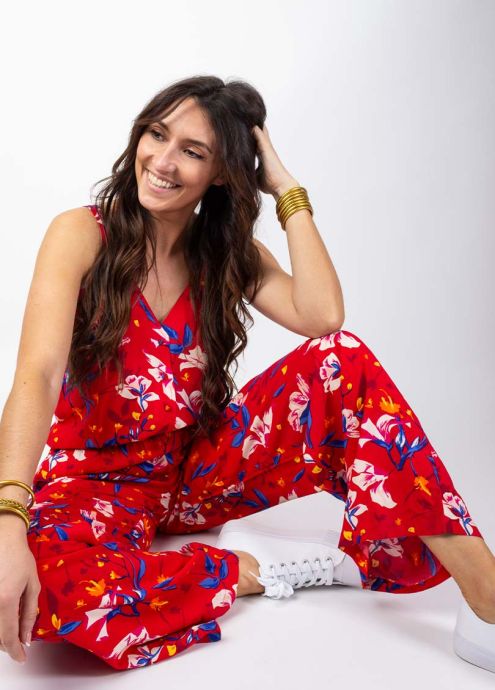 combi pantalon rouge motif fleuri bretelle encolure v jambes larges 