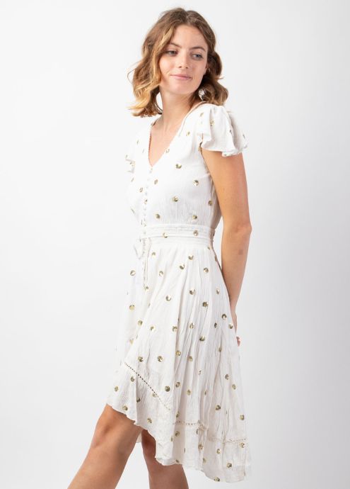 robe courte femme ethnique tendance chic blanche style bohème avec sequins dorés légèrement asymétrique face