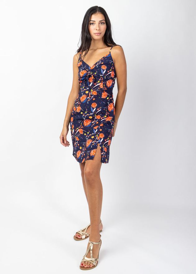 robe courte de plage bleu fines bretelles motif fleuri fendue sur un côté de genou