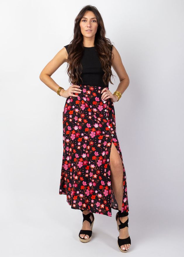 jupe longue en viscose fendue sur un côté motif fleuri noir 