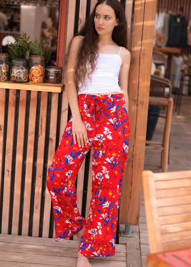 pantalon rouge en viscose jambes larges motif fleuri blanc et bleu face 