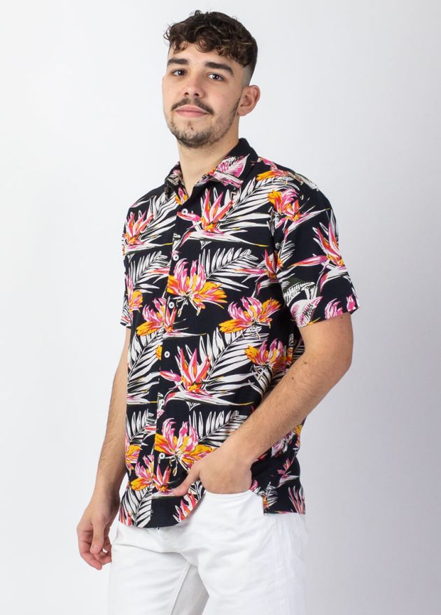 chemise homme été motif fleuri coloré sur fond noir manches courtes zoom