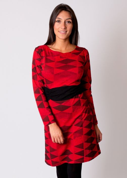 robe hiver rouge avec une ceinture noire