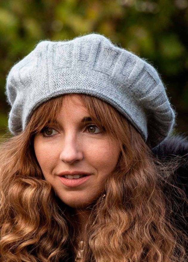 beret gris face