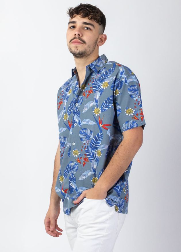 chemise homme été motif ethnique fleuri coloré sur fond gris clair zoom