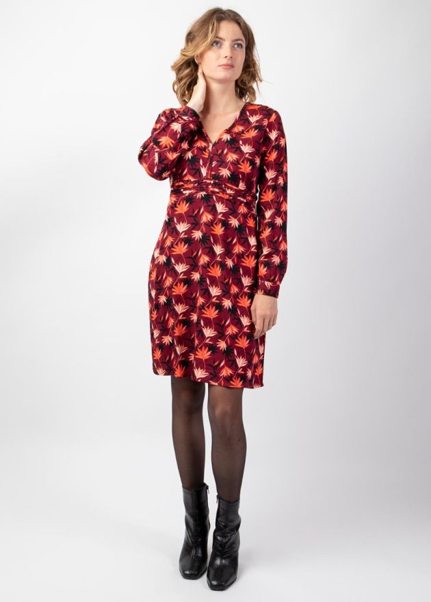 robe courte hiver cintrée motif fleuri face