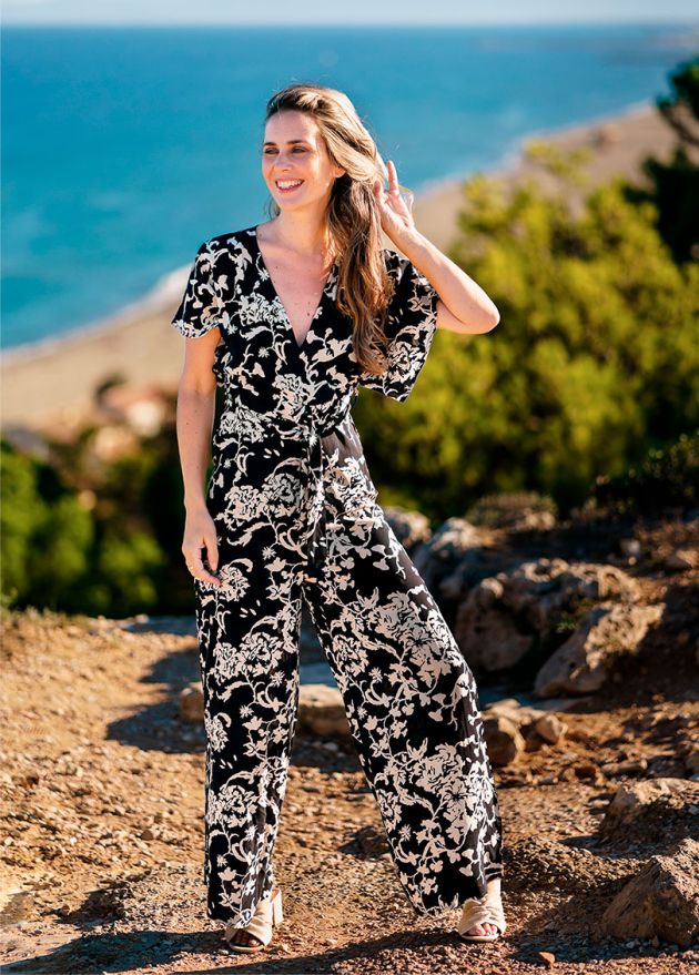 combinaison pantalon femme chic noire motif ethnique crème jambes et manches larges extérieur
