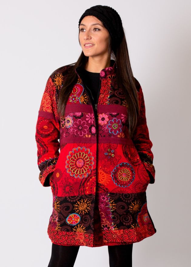 manteau hiver rouge motif ethnique