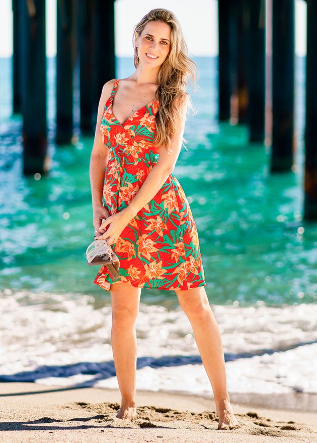 robe courte encolure en v fines bretelles coupe droite motif tropical face