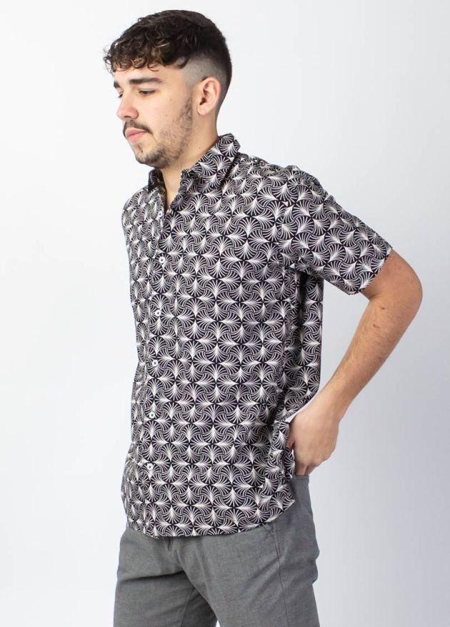chemise homme été manches courtes motif ethnique original sur fond noir zoom