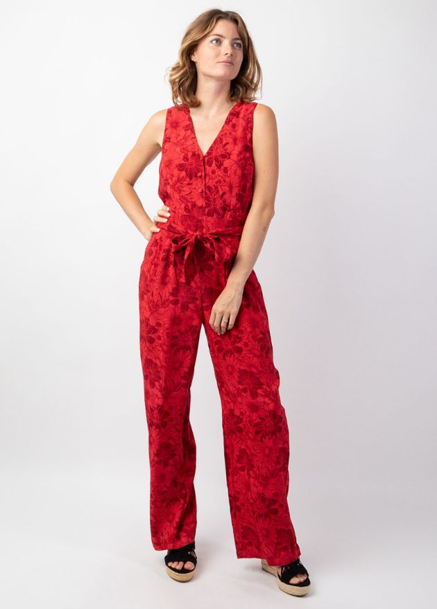 combinaison pantalon rouge fleurie encolure en v jambes larges face
