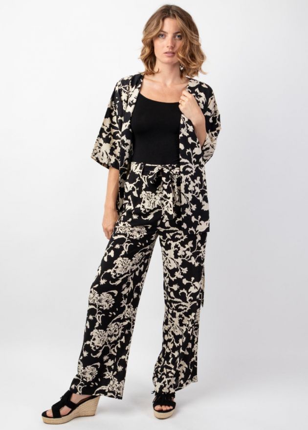 veste noire esprit kimono manches pagodes face