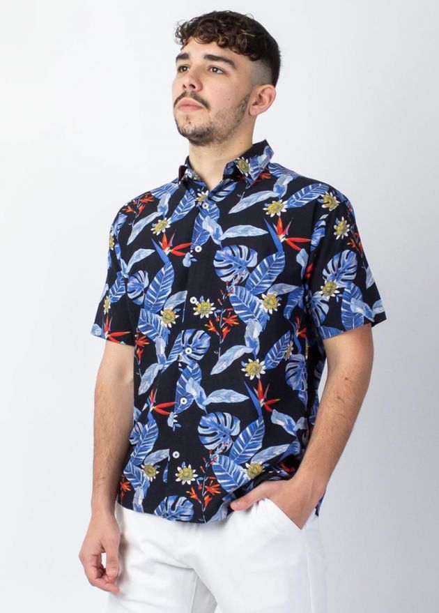 chemise homme été imprimé coloré Hawaï sur fond noir manches courtes