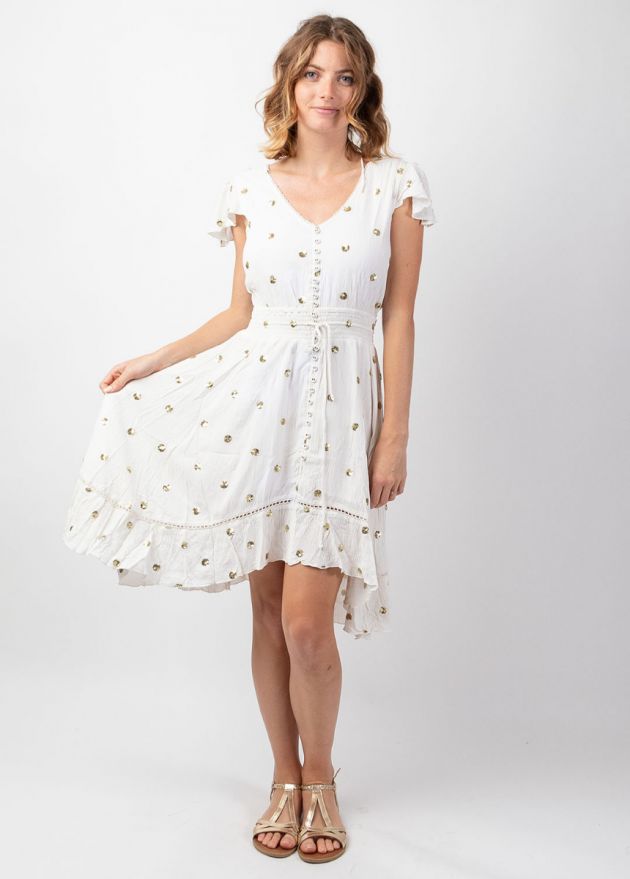 robe ethnique tendance chic blanche style bohème avec sequins dorés légèrement asymétrique zoom