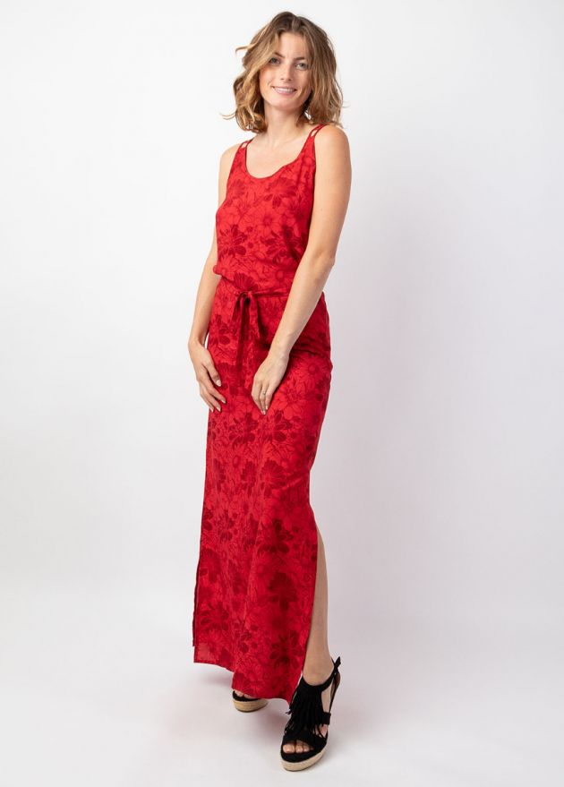 robe longue fendue rouge lumineux face