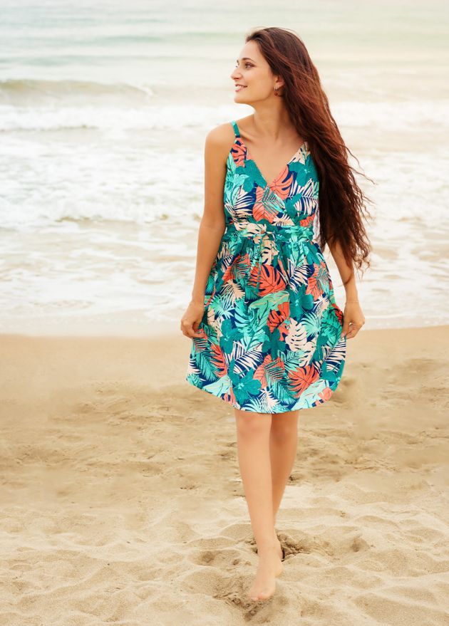 robe courte fines bretelles motif exotique coloré plage